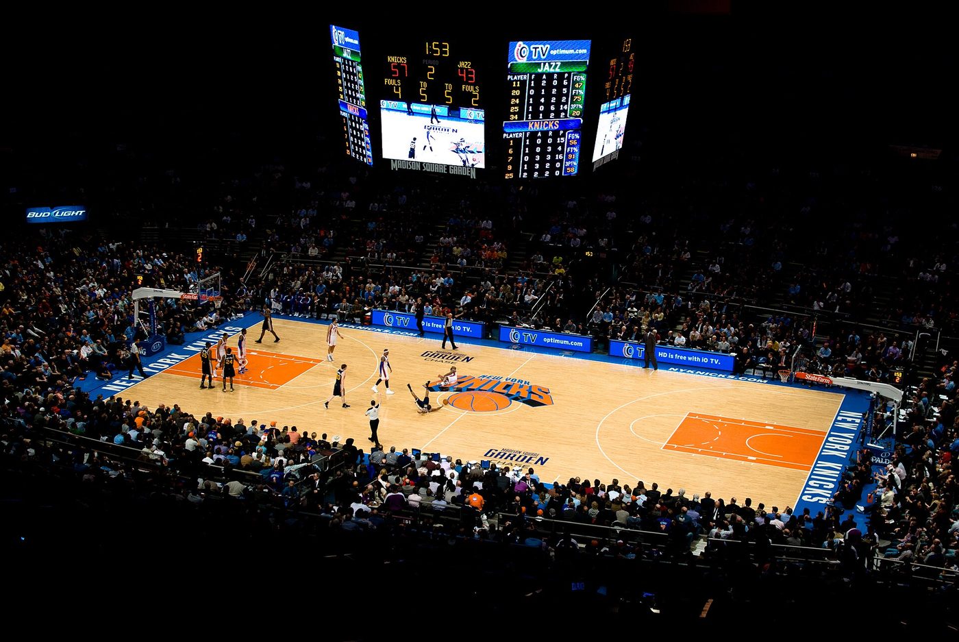 Match des Knicks vu depuis les tribunes hautes du Madison Square Garden, avec le parquet et les écrans suspendus