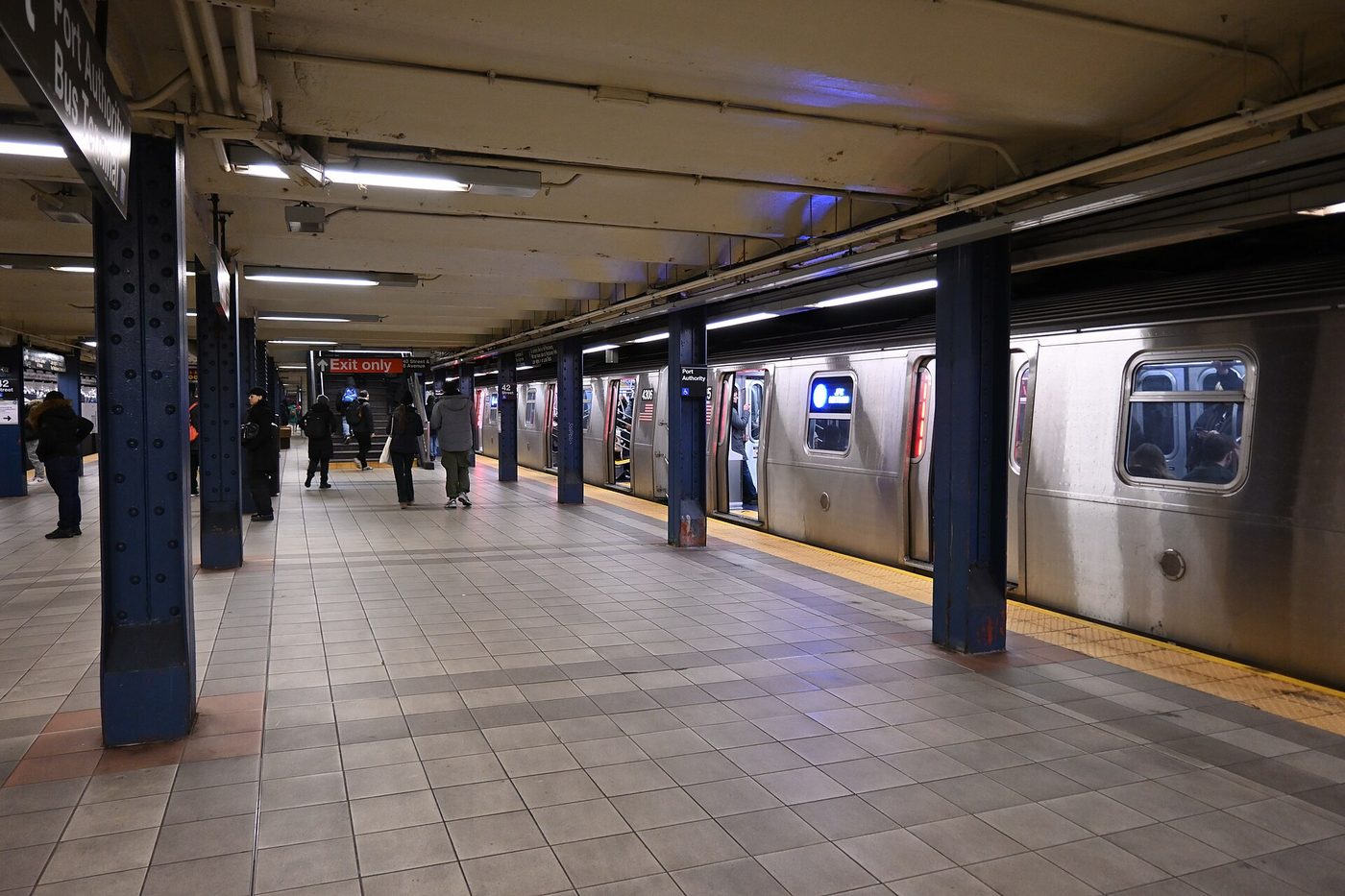 Rame de la ligne A à quai, direction downtown, dans la station 42 St-Port Authority Bus Terminal