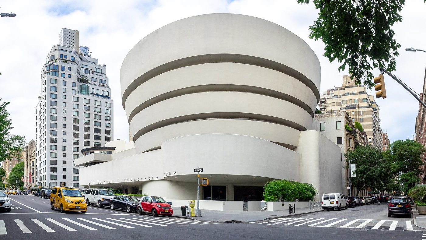 La façade en spirale du musée Guggenheim sur la Cinquième Avenue, à New York