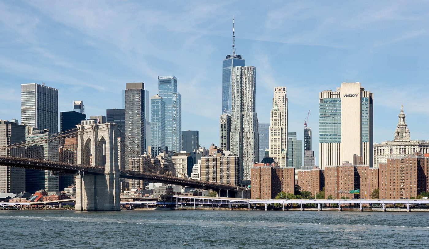 Le pont de Brooklyn et les gratte-ciel de Lower Manhattan vus depuis l'East River
