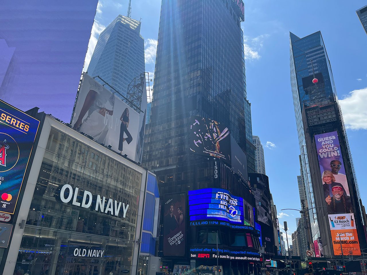Écrans publicitaires géants et tours de Times Square en plein jour